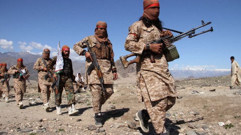 “Taliban” Əfqanıstanda iki əyaləti ələ keçirdi  