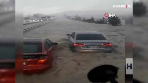 Ankarada güclü yağış: Şəhəri su basdı