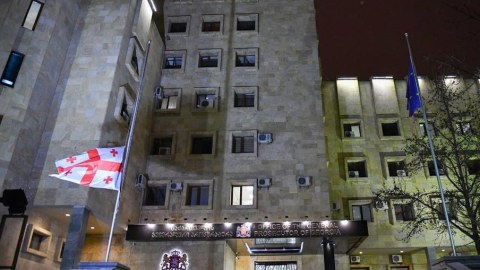 Gürcüstanda dövlət bayraqları endirildi