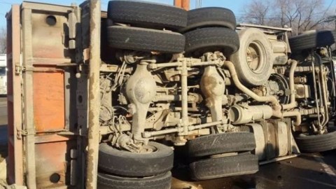 Beyləqanda asfalt daşıyan “KamAZ” aşdı
