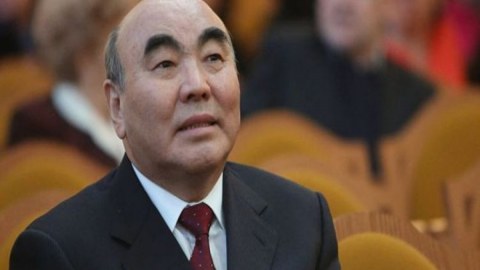 Əsgər Akayev Qırğızıstanı tərk etdi