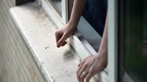 Bakıxanovda qadın özünü binadan atdı