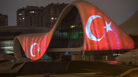 Heydər Əliyev Mərkəzi Türkiyə bayrağına bürünəcək