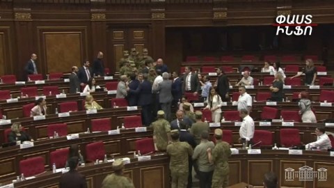 Ermənistan parlamentində qarşıdurma: İclas zalına polis yeridildi