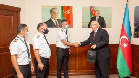 AZAL-ın təyyarəsini xilas edən pilotlar mükafatlandırıldı