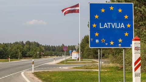 Latviya Belarusla sərhəddə tikanlı məftil çəkir
