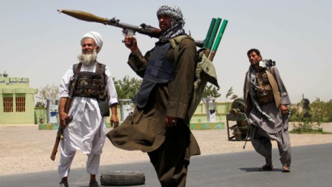 “Taliban” iki hava limanını ələ keçirdi