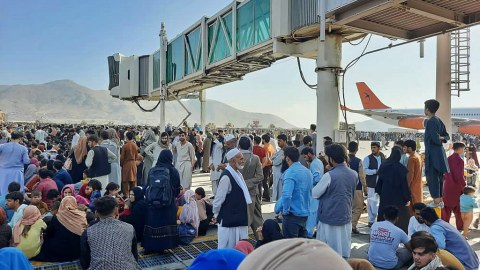 ABŞ Kabil aeroportunda iki silahlını öldürdü