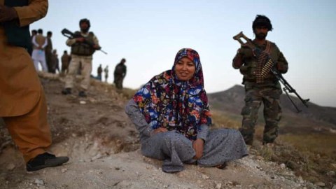 “Taliban”a qarşı çıxan ilk qadın vali nəzarətə götürüldü - FOTO