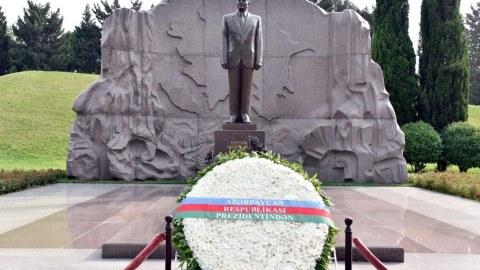 Koreya rəsmisi Fəxri xiyabanı ziyarət edib