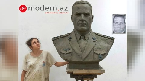 Milli Qəhrəmanın büstünü hazırlayan qız: “Onun baxışları diqqətimi çəkirdi”
