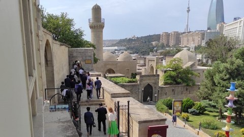 Koreyanın spikeri İçərişəhəri gəzdi