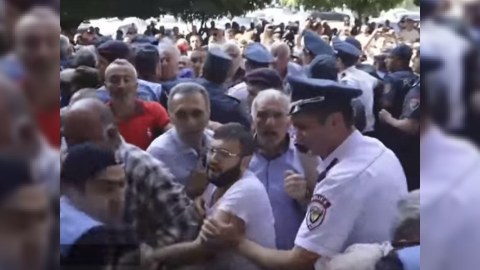  İrəvanda aksiya: polislə qarşıdurma yaşandı 