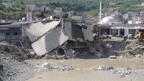 Türkiyədə sel fəlakətində ölənlərin sayı 82-yə çatdı
