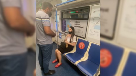 Mülki geyimli polislər metroda maska taxmayanları cərimələyir  