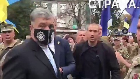 Poroşenkonun üzünə “zelyonka” tökdülər - VİDEO
