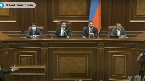 Ermənistan parlamentində yenə dava düşdü