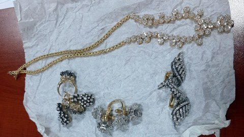 Gömrükdə gizlədilən qızıl-zinət əşyaları tapıldı