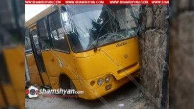 Ermənistanda avtobus divara çırpıldı, 7 yaralı var