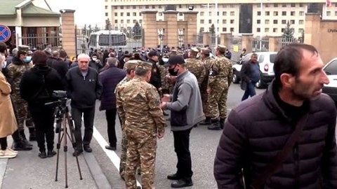 İtkin düşmüş hərbçilərin ailələri Yerevanda aksiya keçirdi