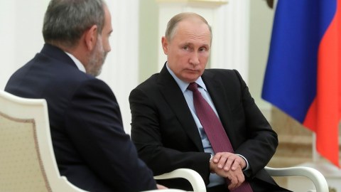 Putin Paşinyanla sərhəddəki vəziyyəti müzakirə etdi