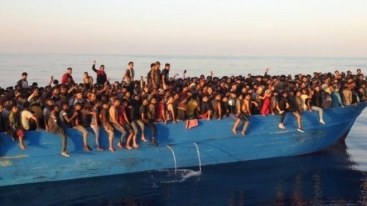 Gəmidə köməksiz qalan yüzlərlə miqrant xilas edildi