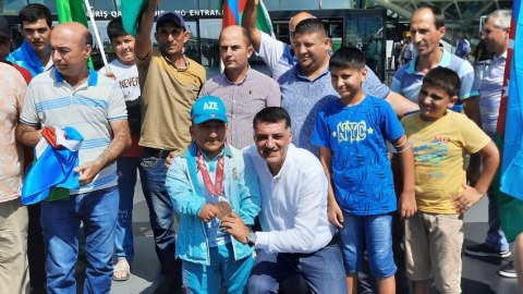İlk medalımızı qazanan paralimpiyaçı Vətənə qayıtdı