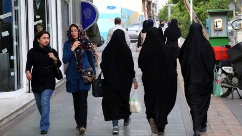 İrana oxumağa gedən qızı molla zorladı