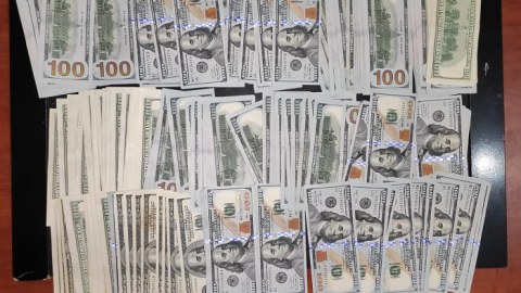 Gömrükdən qanunsuz 12 min dollar keçirmək istədi  