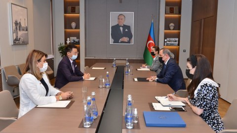 XİN rəhbəri Britaniya rəsmisi ilə görüşdü