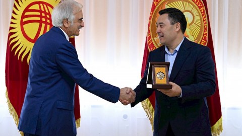 Qırğızıstan Prezidenti Polad Bülbüloğlunu təltif etdi
