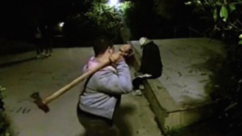 Atasını baltalayan oğul məhkəməyə çıxarılır