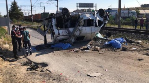 Türkiyədə qatar mikroavtobusa çırpıldı - Ölənlər var