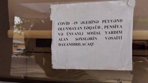 Bankın qarşısına vurulan elan müzakirələrə səbəb oldu - FOTO