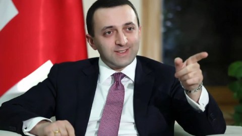 Baş nazir Saakaşvilini “dovşan” adlandırdı
