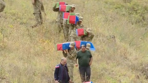 Kəlbəcərdə Başlıbel qurbanlarının məzarları açıldı - VİDEO