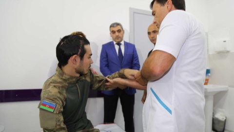 Ukraynalı həkimlər qazilərimizi müayinə etdilər 
