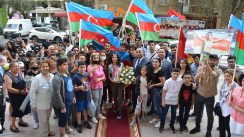 Lamiyə Vəliyeva coşqu ilə qarşılandı - FOTOLAR