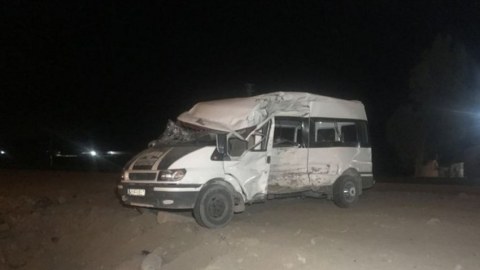 İşçiləri daşıyan avtobus qəzaya düşdü, 19 yaralı var   