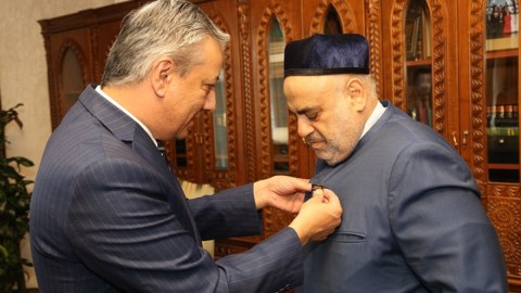 Özbəkistan Prezidenti Allahşükür Paşazadəni təltif edib