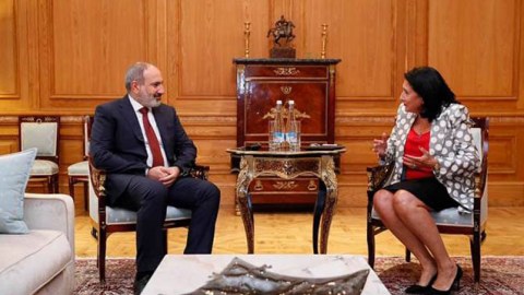 Zurabişvili Paşinyanla danışıqlar apardı
