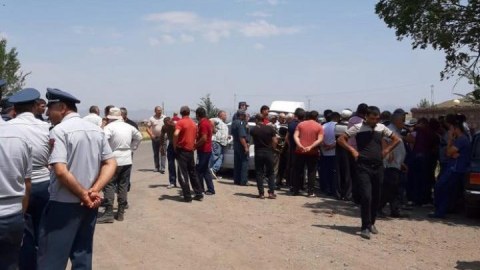 Fermerlər Yerevana gedən yolu bağladı
