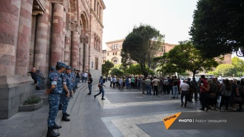 Hadrut erməniləri Yerevanda aksiya keçirdi: “Bizə ev verin”