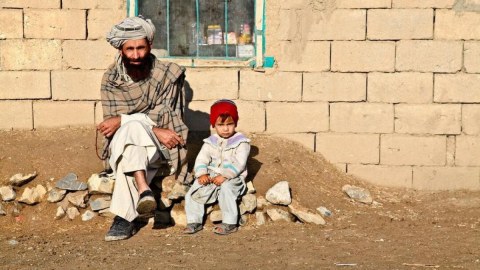 Dəhşətli mənzərə: 4 yaşlı qızını 590 dollara satır