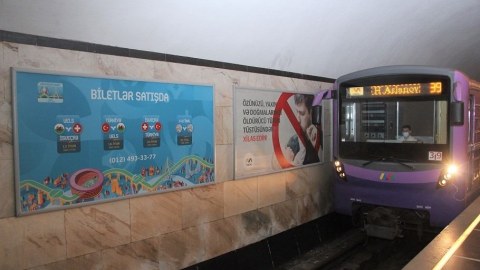 Metroda gənc oğlan qatar yoluna yıxıldı