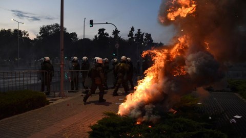 Yunanlar məcburi vaksinasiyaya etiraz etdi – Toqquşma yaşandı