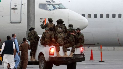 Özbəkistan əfqan pilotları ölkədən çıxarır