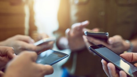 Azərbaycanda ən çox bu firmaların telefonları satılıb