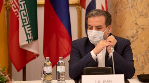Araqçı işdən çıxarıldı, yerinə Xamneyinin qohumu gətirildi