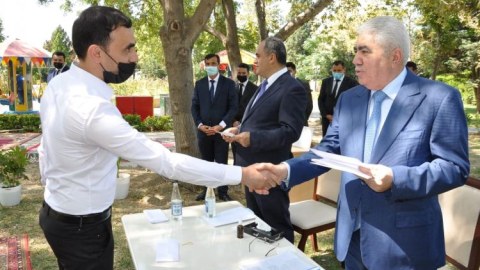 Deputat 600-dən çox seçicisini mükafatlandırıb